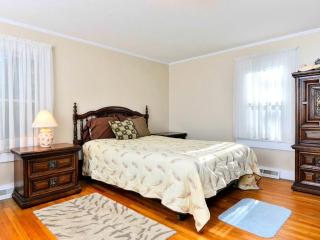 Gorgeous Waterfront Cottage with Luxurious Hot Tub for a Weekend Getaway near Cape Cod, Massachusetts - 7