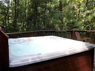 Log Cabin with a Hot Tub in Ellicottville, For Magical Glamping Escapes in New York - 5