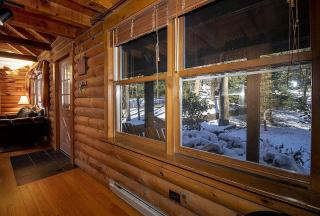 Log Cabin with a Hot Tub in Ellicottville, For Magical Glamping Escapes in New York - 2