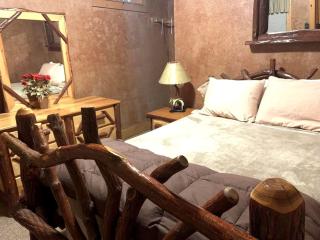 Log Cabin with a Hot Tub in Ellicottville, For Magical Glamping Escapes in New York - 1