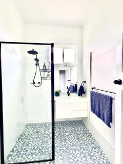 Corner Cottage- Pool Table, WiFi, AC & Firepit - 9