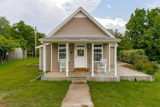 Modern, Rustic Farmhouse Vacation Rental with a Deck in Clarksville, Tennessee - 0