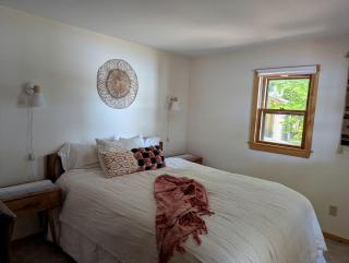 Quaint Lakeside Cabin for a Peaceful Family Getaway Surrounded by Nature by Province Lake in New Hampshire - 6