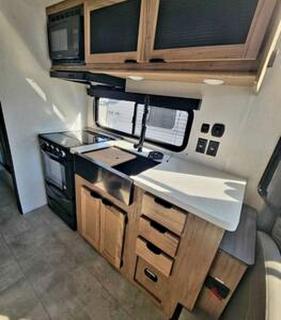 Chic Tiny House with Lofted Interior Perfect for a Family Escape in Texas - 8