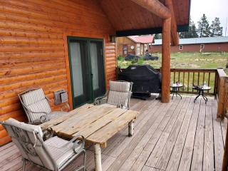Beautiful Cabin with Fire Pit and Deck in Foxpark, Wyoming - 6