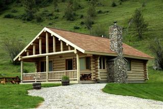 Tranquil Mountain Glamping Retreat: Stunning Log Cabin with a Hot Tub in Darby, MT - 0