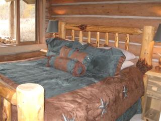 Tranquil Mountain Glamping Retreat: Stunning Log Cabin with a Hot Tub in Darby, MT - 4