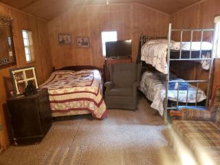 Private Pet-Friendly Cabins with Fire Pit for Nature Escapes in Clear Spring, Maryland, for Memorable Family Glamping Trips - 7