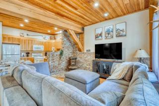 Enchanting Rustic Cabin Retreat near Whistle Lake in Washington - 4