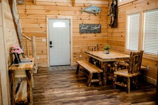 Rustic Wooden Cabin with Hot-tub in Campbellsville, Kentucky - 8