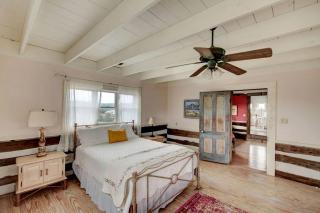 1800's Antique Log Cabin with Modern Amenities near Fredericksburg and Kerrville, Texas - 7