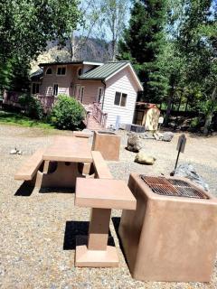 Family-Size Cottage with Trinity River Views in California - 2