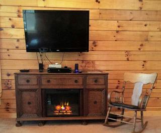 Two-Story Log Cabin Rental with a Hot Tub near Upper Meramec River, Missouri - 4