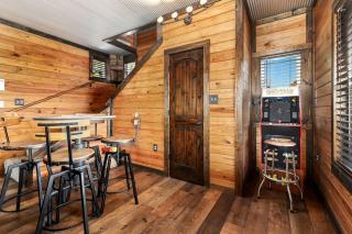 Family-Friendly Cabin with Hot Tub in the Ozark Mountains and nearby Beaver Lake, Eureka Springs - 1