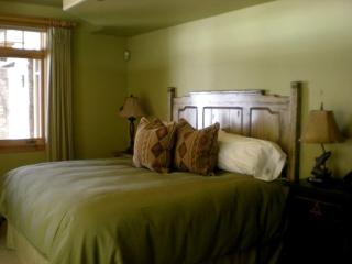 Authentic Two-Bedroom Suite Rental with Shared Hot Tub in Greater Yellowstone, Montana - Three Forks - 8