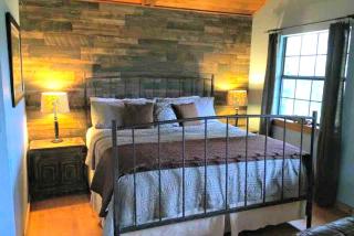 Romantic Cabin Retreat with a Private Hot Tub and Pool in Wimberley, Texas - 5