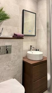 Elegant Central Apartment with Private Entrance - 9