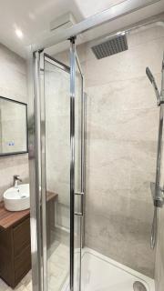 Elegant Central Apartment with Private Entrance - 7