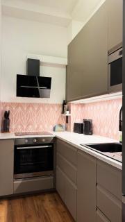 Elegant Central Apartment with Private Entrance - 1