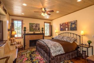 Stunning Mountainside Cabin Rental with a View Nestled in the Heart of the Colorado Rockies - 7