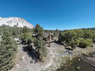 Stunning Mountainside Cabin Rental with a View Nestled in the Heart of the Colorado Rockies - 4