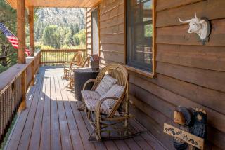 Stunning Mountainside Cabin Rental with a View Nestled in the Heart of the Colorado Rockies - 1