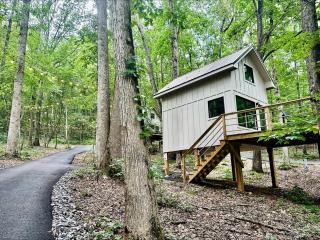 Breathtaking Treehouse with Barbecue and Hot-tub in Scottsboro, Alabama - 0