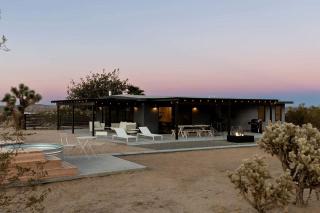 Stunning Vacation Rental with Hot-tub and Fire place in Joshua Tree, California - 0