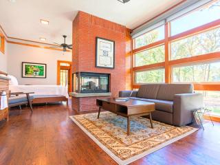 Frank Lloyd Wright-Style Cabin Rental with a Private Hot Tub near Dallas, Texas - 8