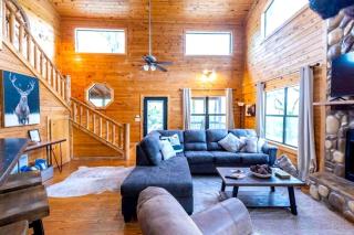 Classic Log Cabin with Hot Tub and Firepit near Hochatown, Oklahoma - 2