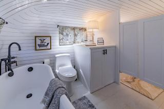 Charming Luxurious Airstream Beautifully Design with Indoor Bath in Texas - 6