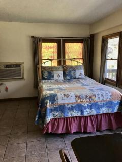 Cozy Studio Cabin Rental with Hot Tub Perfect for Glamping in Ohio - 7