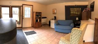 Cozy Studio Cabin Rental with Hot Tub Perfect for Glamping in Ohio - 3