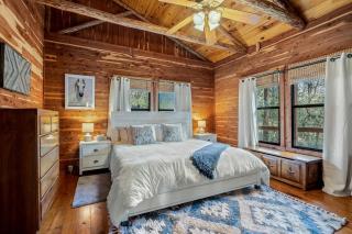Tranquil Peaceful Cabin with Stunning Lake Views in La Grange, Texas - 7