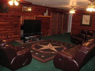 Secluded Lodge with a Private Pond and a Hot Tub near Bastrop, Texas - 5