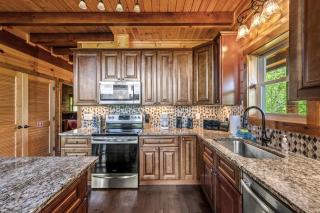 Spacious Luxury Log Cabin with Mountain Views, Hot Tub & Game Room near Gatlinburg & Pigeon Forge, Tennessee - 7