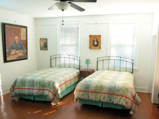 Family-Friendly Waterfront Getaway with a Swimming Pool and Dock in Cambridge, Maryland - 8