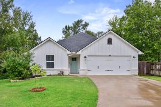 Scenic Creekside Retreat with Modern Comforts Near Texas A&M University in College Station, Texas - College Station - 0