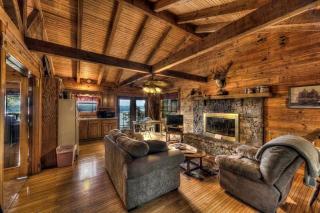 Luxury Cabin Rentals with Panoramic Views near Eureka Springs, Arkansas - 1