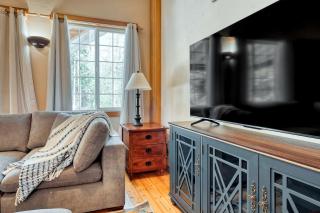 Idyllic Cozy Cabin Haven near Whistle Lake in Washington - 4