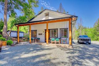 Serenely Rustic Cabin Haven near Whistle Lake in Washington - 0
