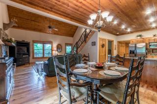 Secluded Cabin with Pool Table Nestled Amidst Georgia's Forests in Hiawassee, Georgia - 8