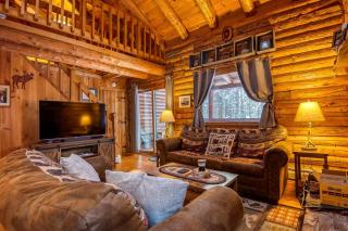 Log Cabin Charm: Experience Adventure and Comfort in Bethlehem, NH - 2