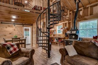 Charming Cabin for Glamping in the Adirondacks, Ideal for a Couples Getaway - 4