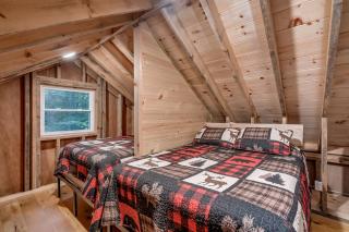 Charming Cabin for Glamping in the Adirondacks, Ideal for a Couples Getaway - 3