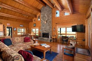 Intimate Off-Grid Cabin with Fire Pit and Mountain Views in Montana - 9