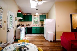 Vintage Camper Rental in Franklin for Couples Getaway in the Mountains in North Carolina - 4