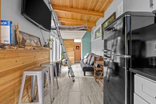 Breathtaking Tiny House with Jacuzzi and Outdoor Shower in Washington - 7