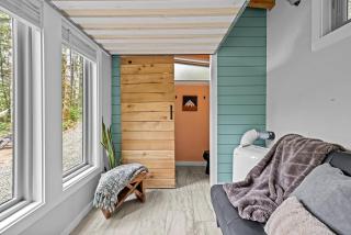 Breathtaking Tiny House with Jacuzzi and Outdoor Shower in Washington - 4