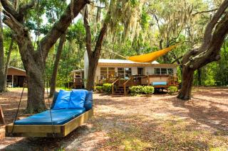 Spacious Cabin for a Group Getaway Overlooking Junior Lake in Florida - 5